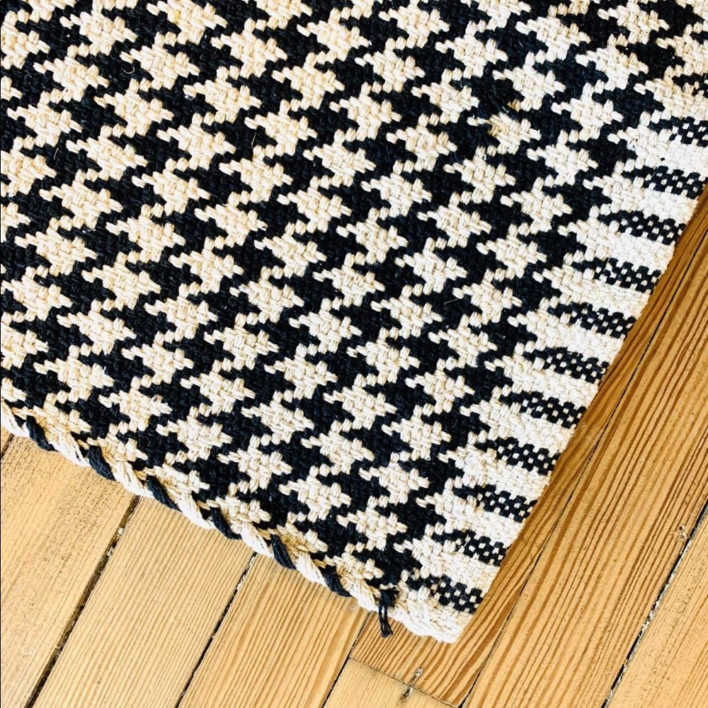 BLACK AND CREAM HOUNDSTOOTH RUG - Picture 4 of 4